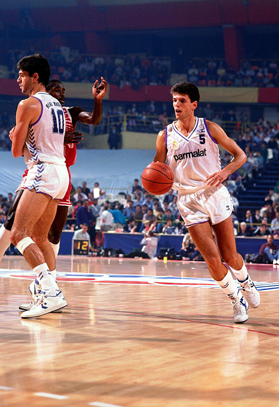 Drazen Petrovic w barwach Realu Madryt podczas meczu koszykówki