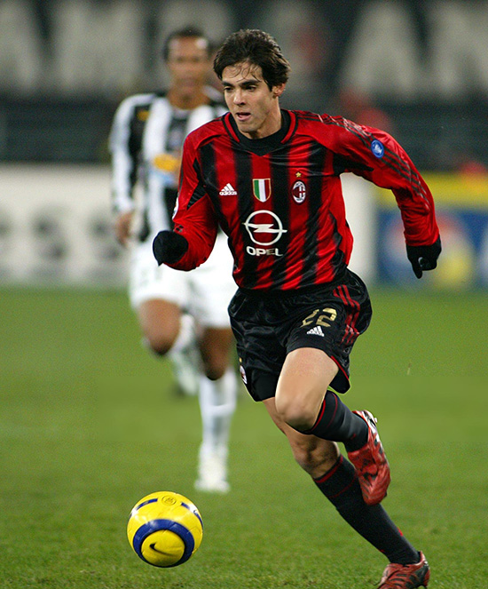 Kaká w barwach AC Milanu prowadzi piłkę podczas meczu Serie A