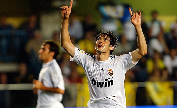 Kaká świętuje gola w barwach Realu Madryt wskazując palcami w niebo