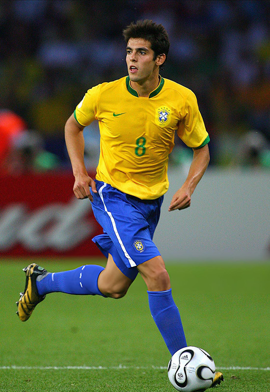 Kaká w reprezentacji Brazylii prowadzi piłkę podczas meczu międzynarodowego